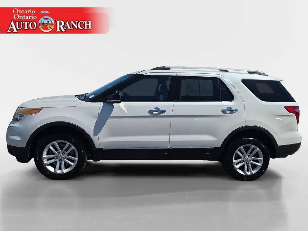 Used 2015 White Platinum Metallic Tri-Coat Ford XLT image 2