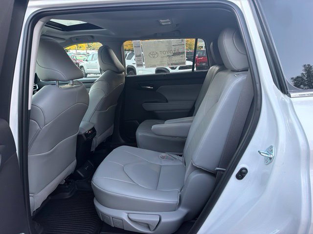 New 2026 Wind Chill Pearl <sup>1</sup> Toyota  XLE image 23