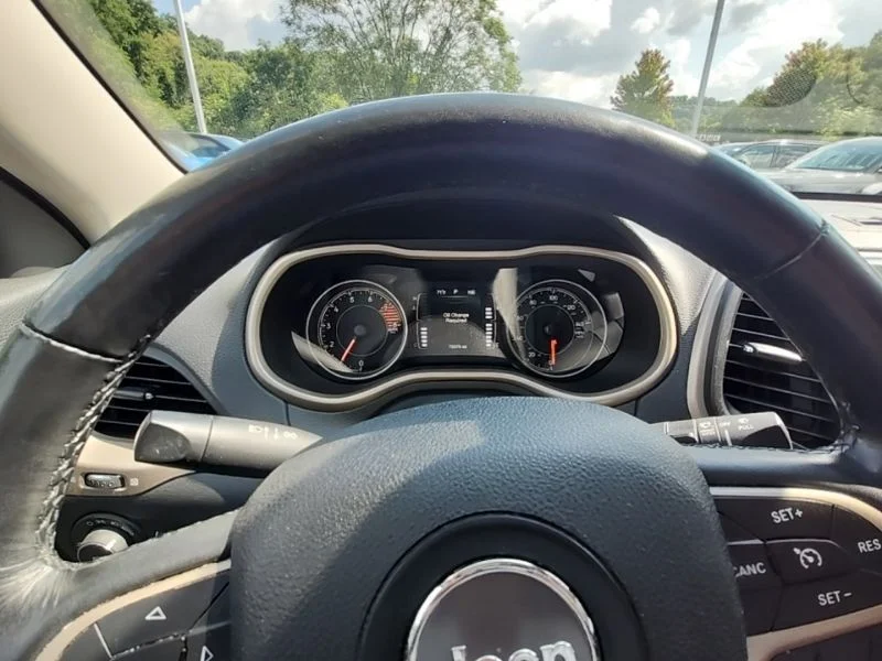 Used 2016 Silver Jeep Latitude image 7