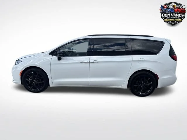 2025 Chrysler Pacifica Limited's photo