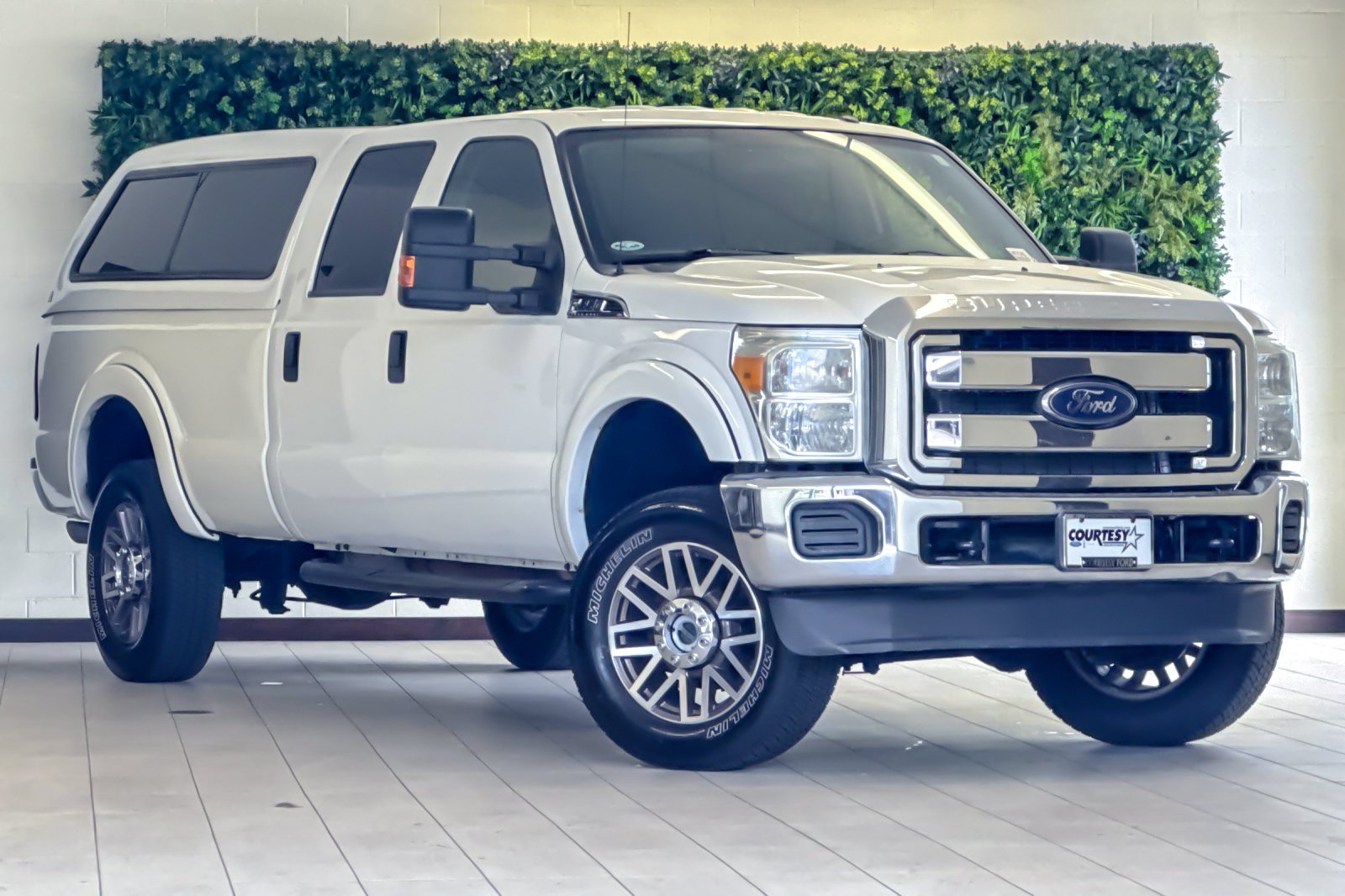 Used 2016 Oxford White Ford XLT image 1