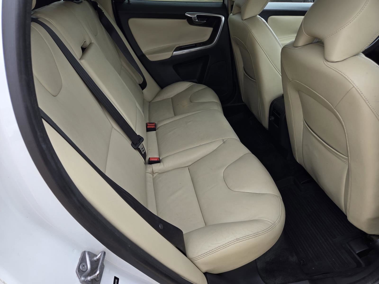 Used 2016 Ice White Volvo T5 Premier image 36