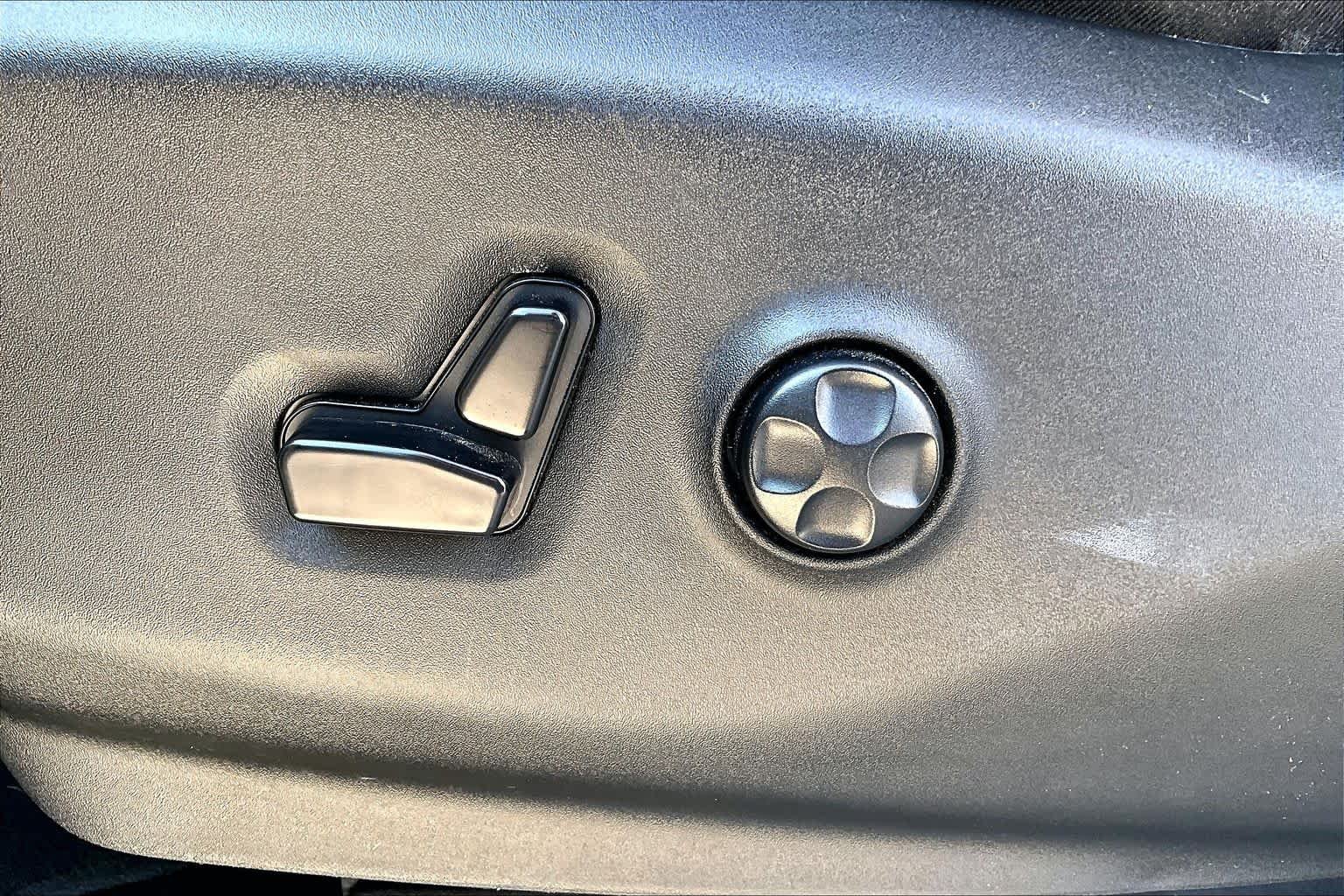 Used 2024 Silver Mist Clearcoat Chrysler Touring L image 30
