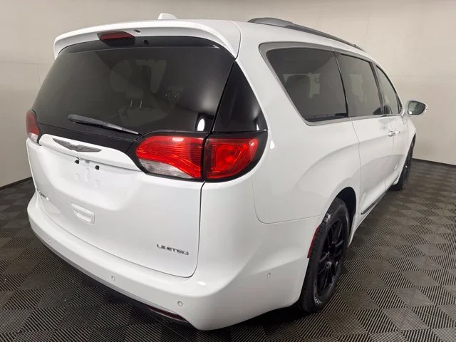 Used 2017 White Chrysler Limited image 3