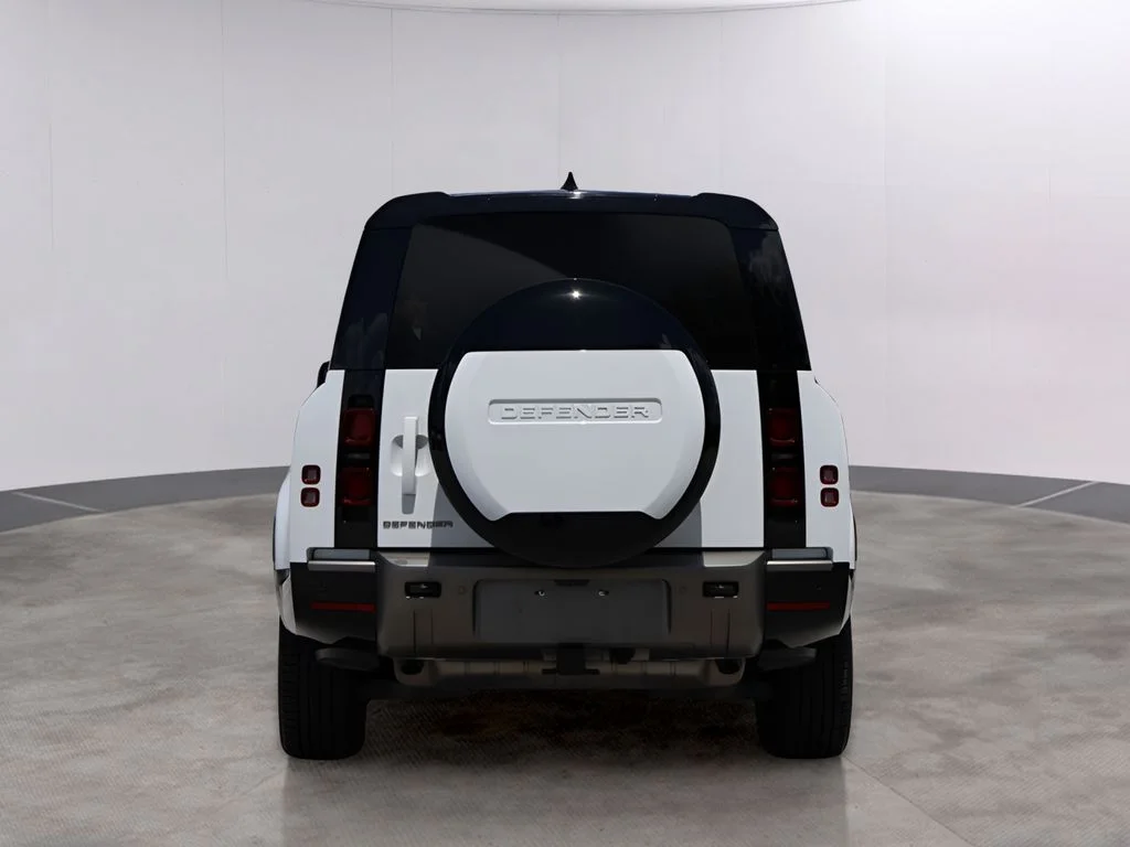 Used 2024 Fuji White Land Rover X-Dynamic SE image 6