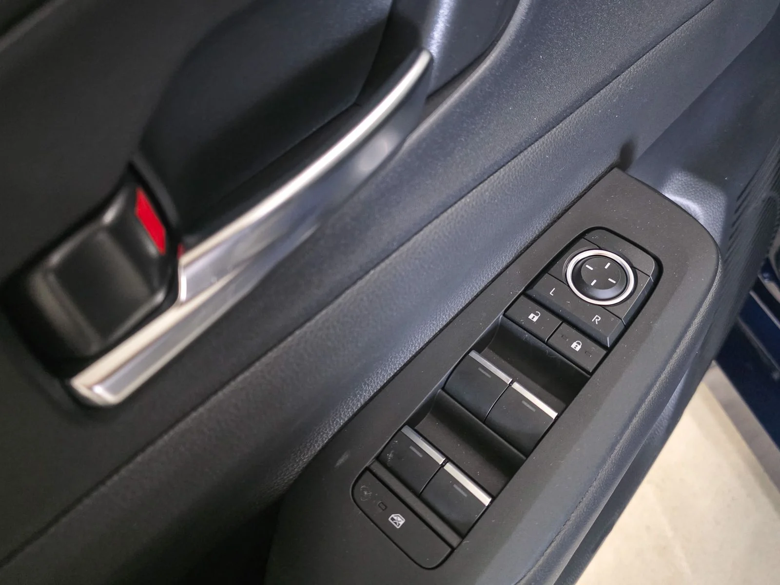2026 Toyota Prius Plug-in Hybrid XSE - Photo 18