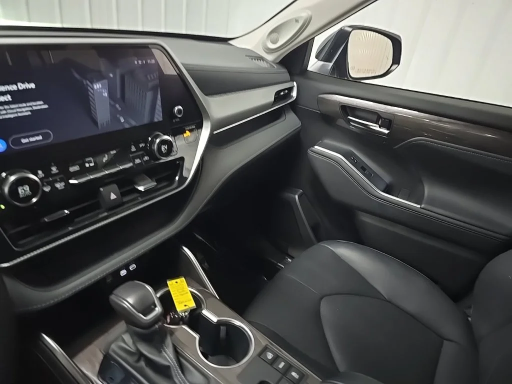 Used 2024  Toyota Platinum image 26