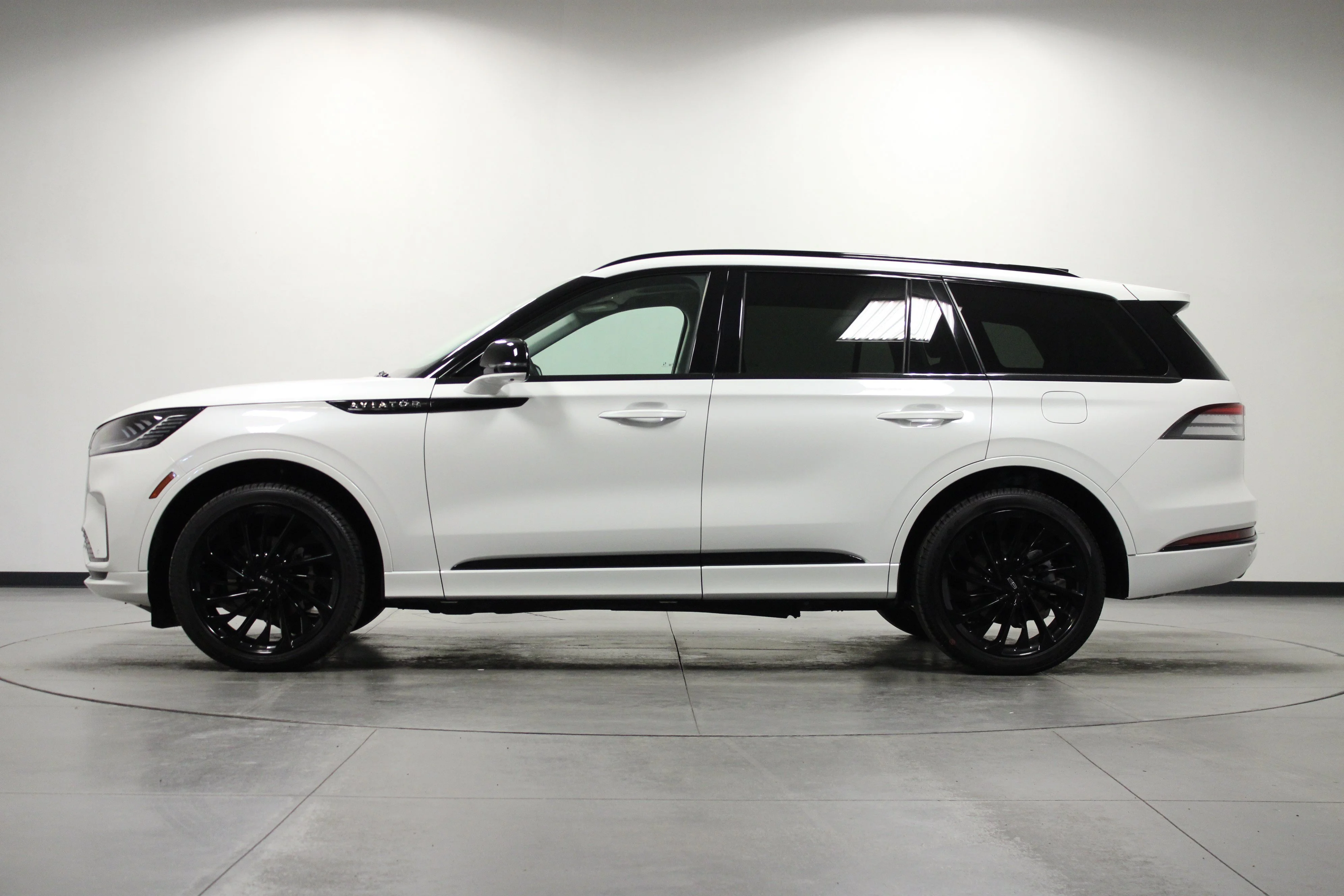 Used 2026 Pristine White Metallic Tri-Coat Lincoln Reserve image 7