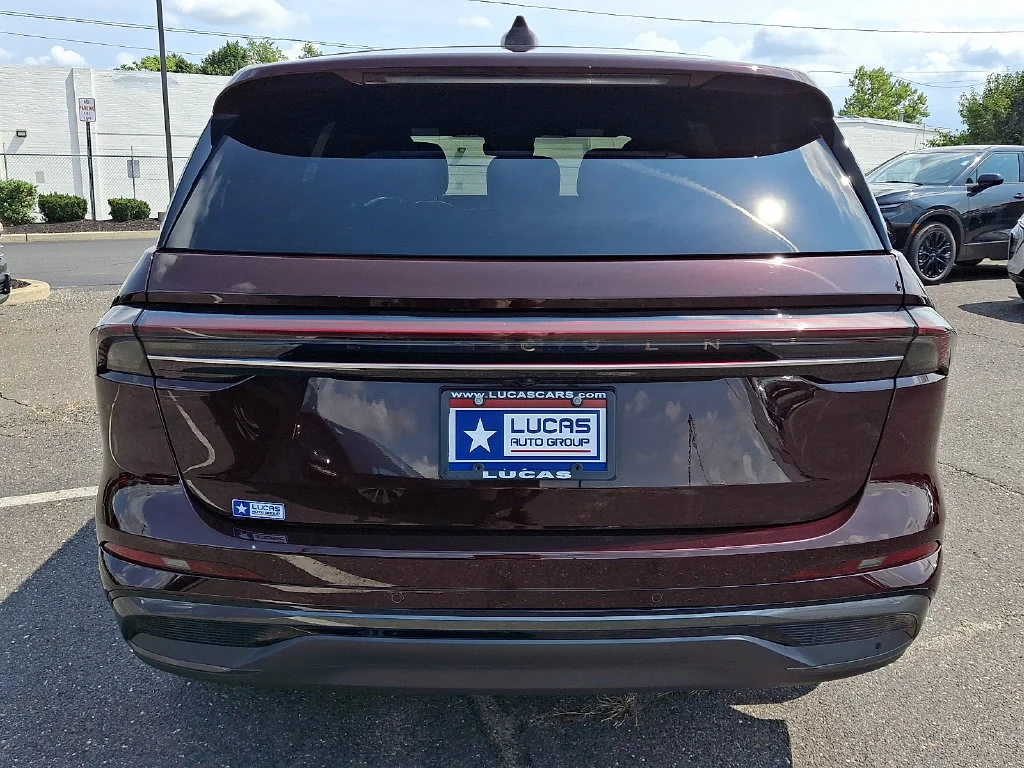 Used 2025 Red Lincoln Premiere image 10