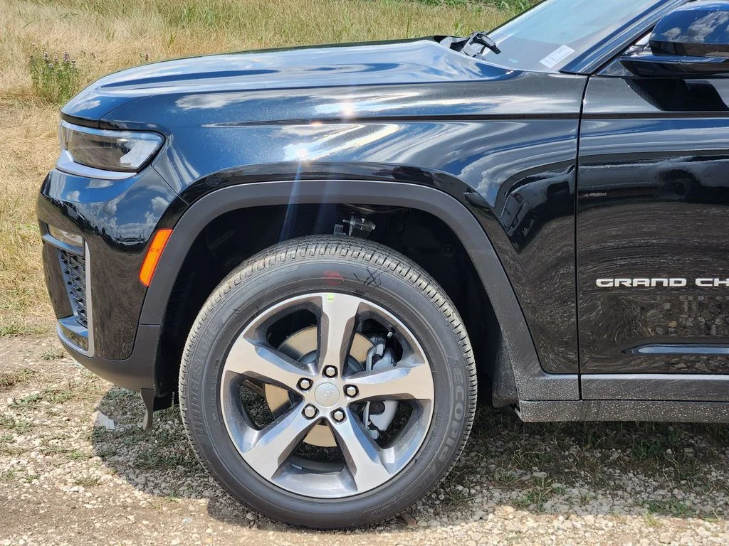 New 2026 Diamond Black Crystal Pearl-Coat Exterior Paint Jeep Limited image 6