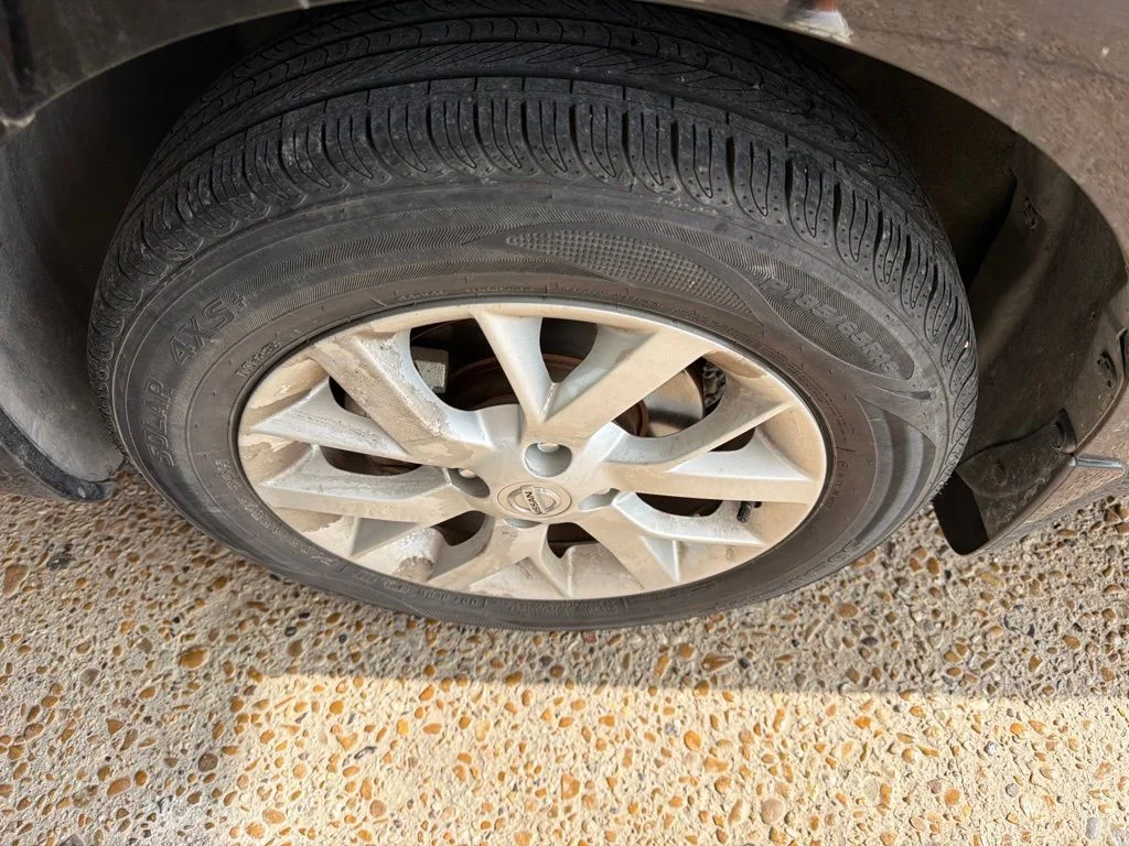 Used 2019 Black Nissan 1.6 SV image 2