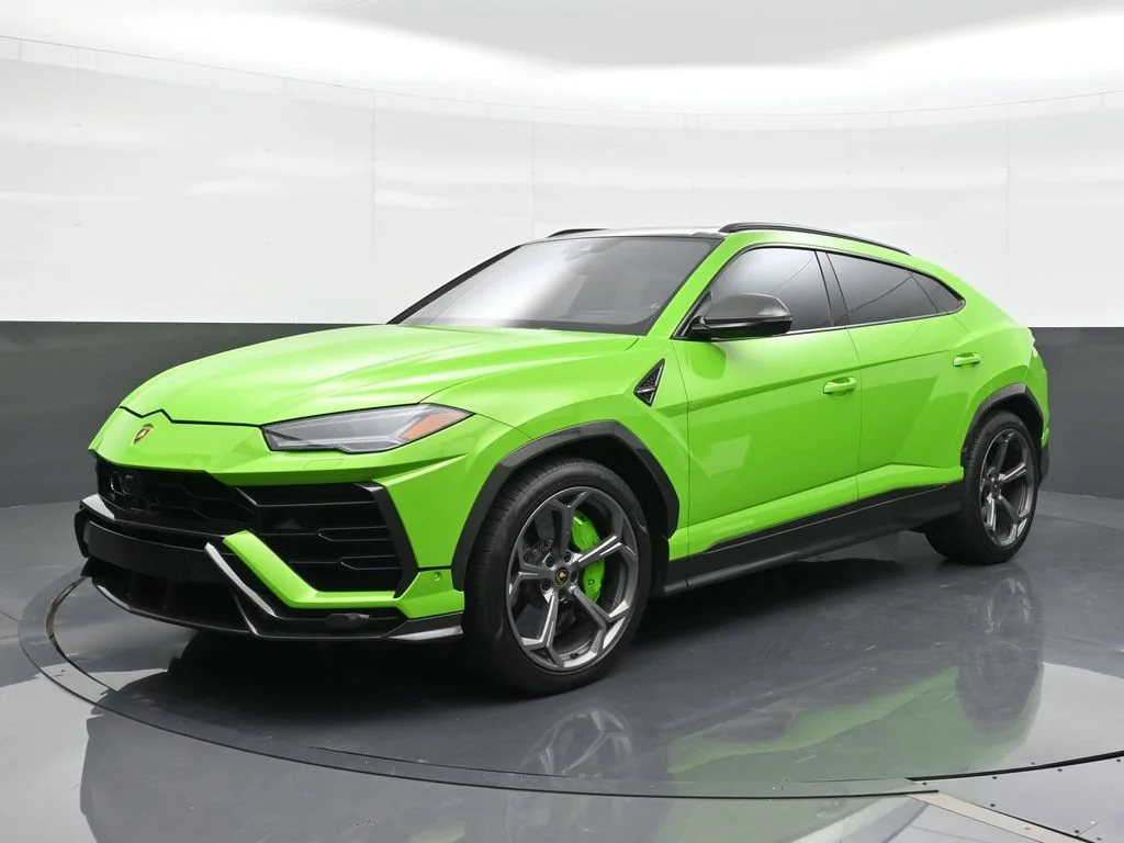 Used 2022 Green Lamborghini  image 1