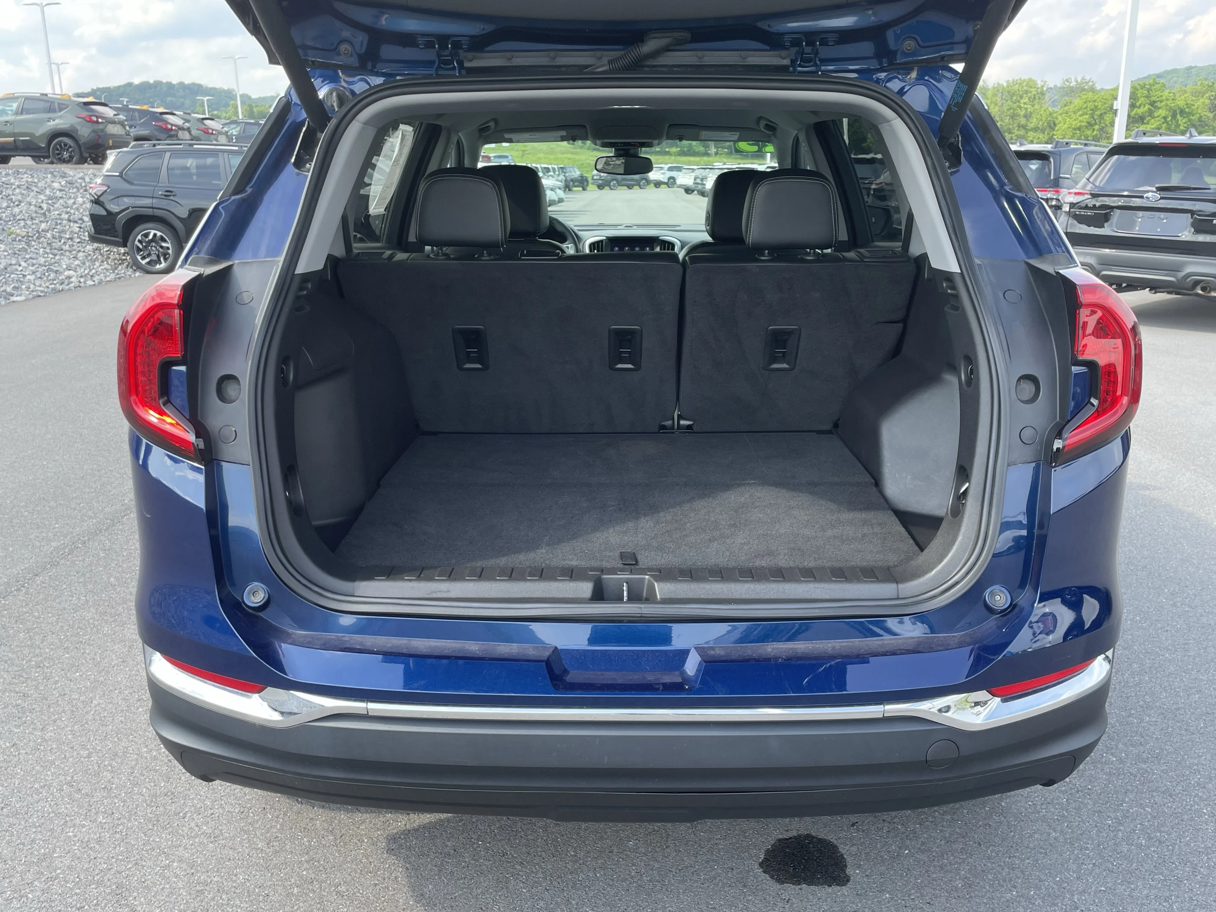 Used 2023 Marine Metallic GMC SLT image 5