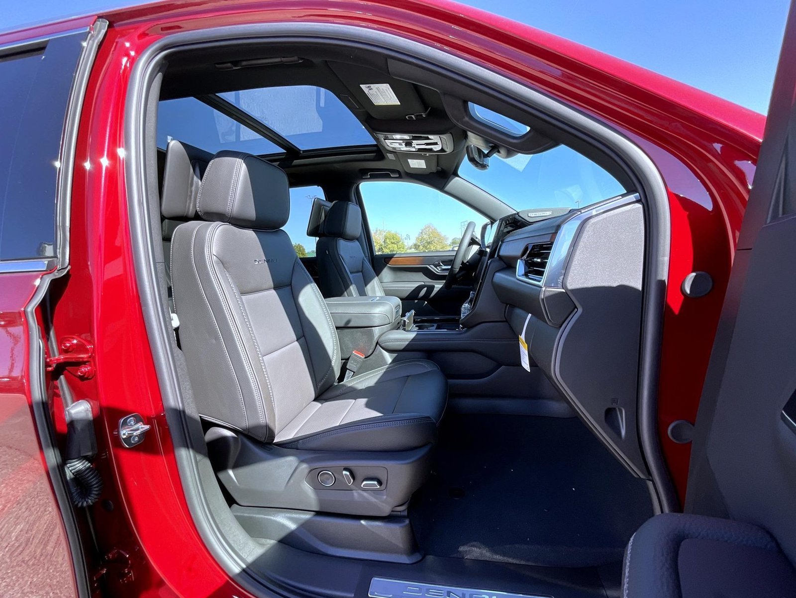 2026 GMC Yukon Denali - Photo 15