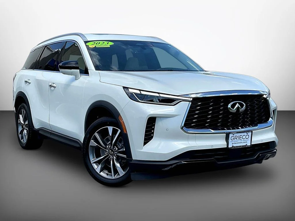 Used 2023 White INFINITI LUXE image 1