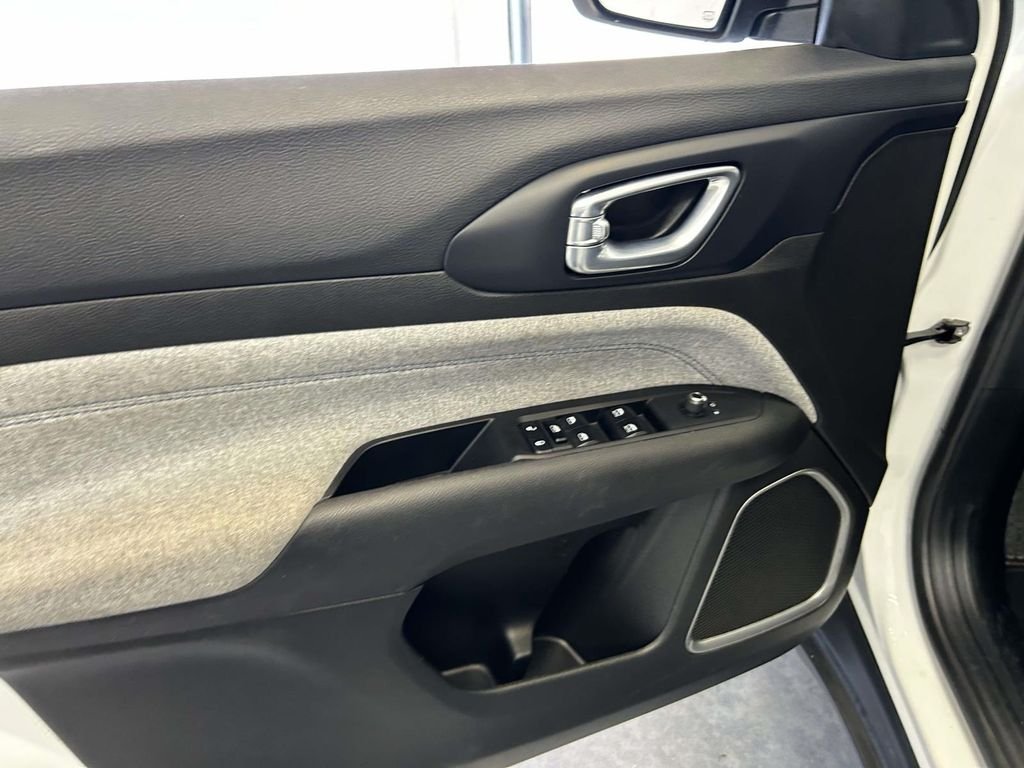Used 2024 White Jeep Latitude image 15