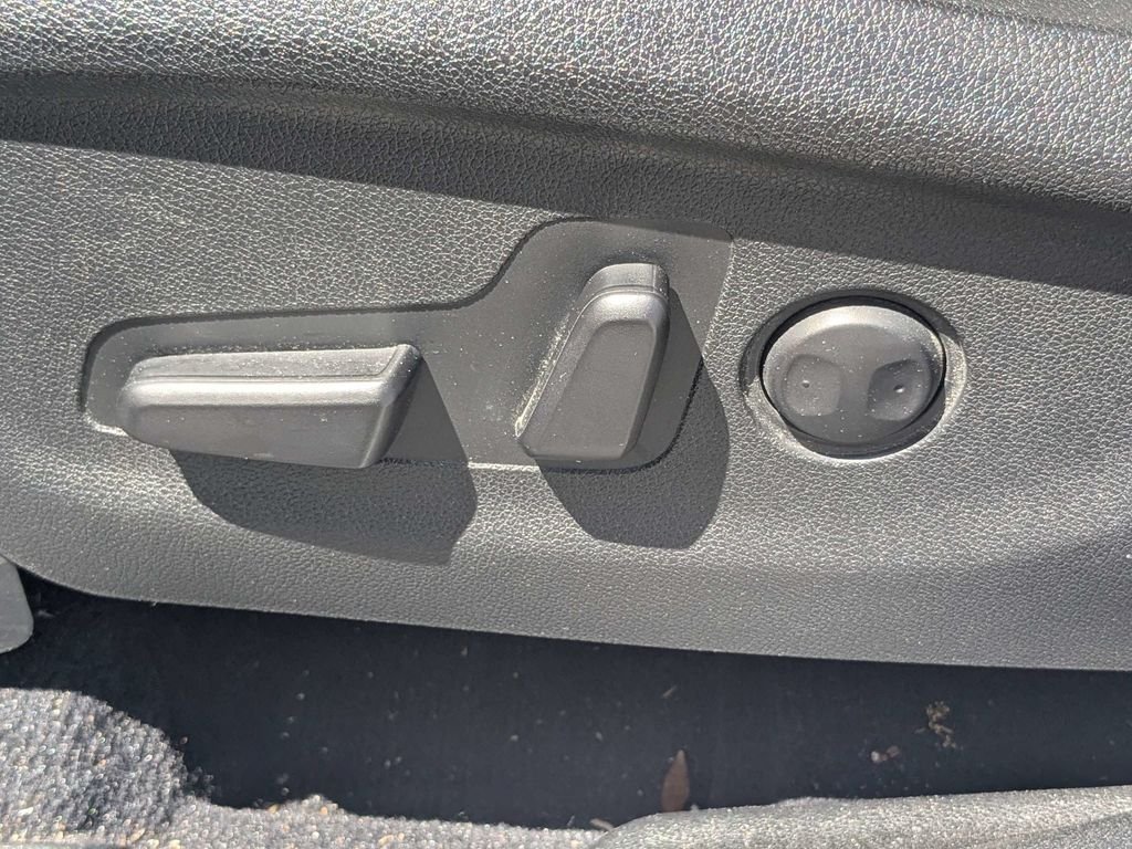 Used 2017 White Kia LX image 21