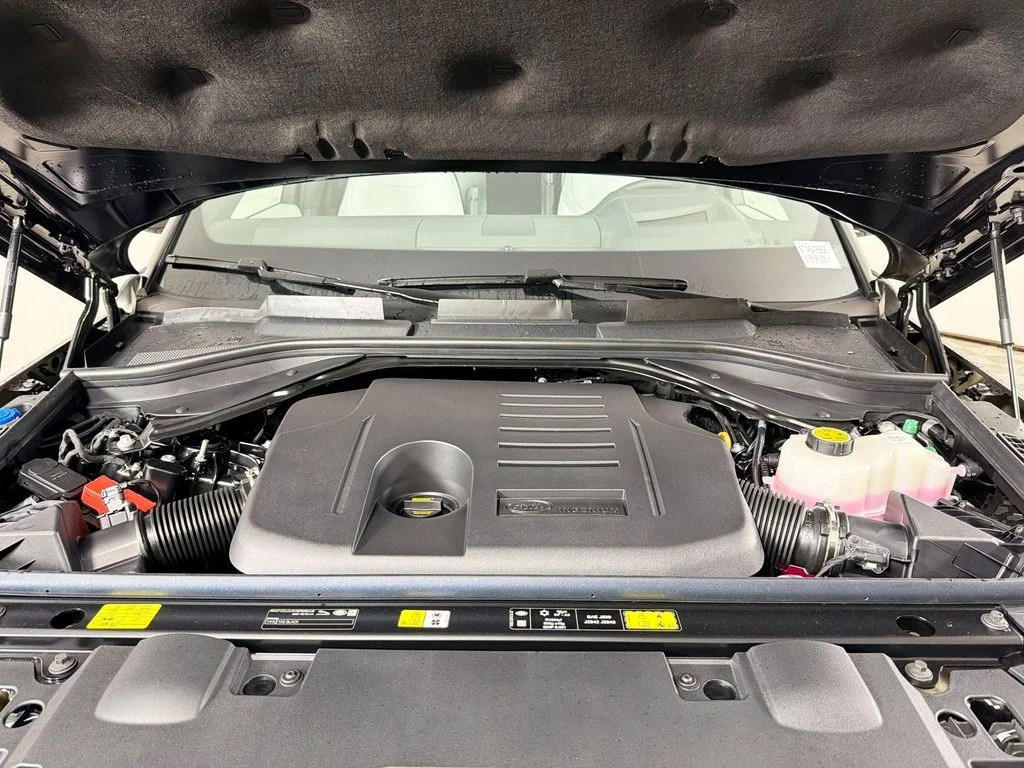 New 2026 Santorini Black Land Rover Dynamic SE image 32