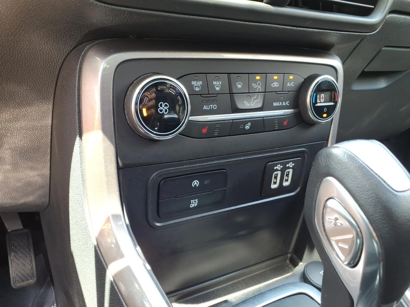 Used 2019 Silver Ford SES image 25