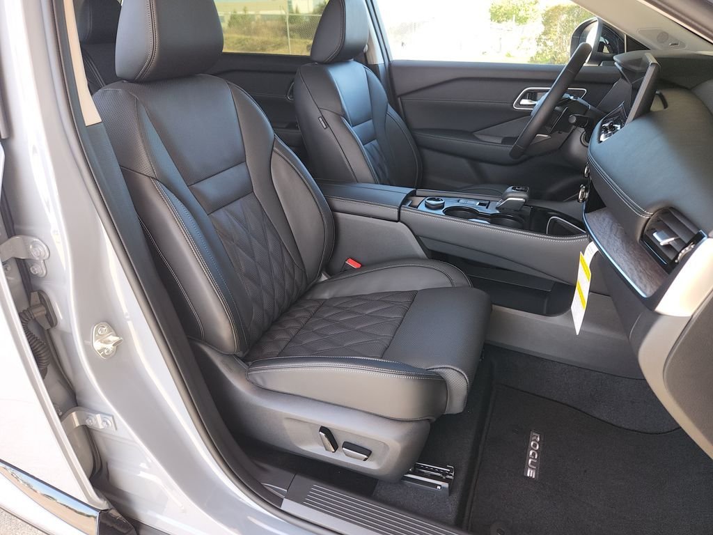 New 2026 Boulder Gray Pearl / Super Black Two-tone Nissan Platinum AWD image 12