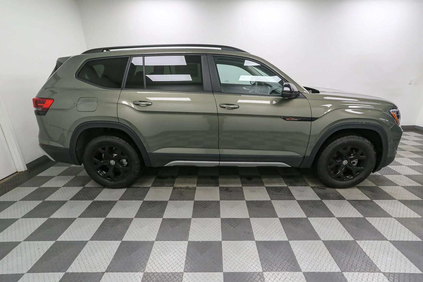 New 2026 Avocado Green Pearl Volkswagen 2.0T Peak Edition image 7