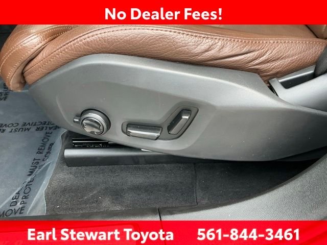 Used 2019 White Volvo T5 Momentum image 32