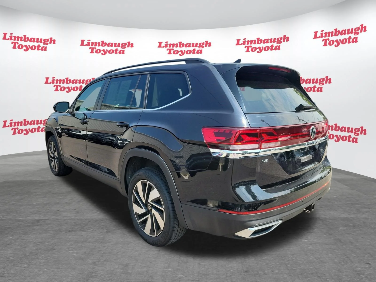 Used 2025 Black Volkswagen 2.0T SE w/Technology image 26