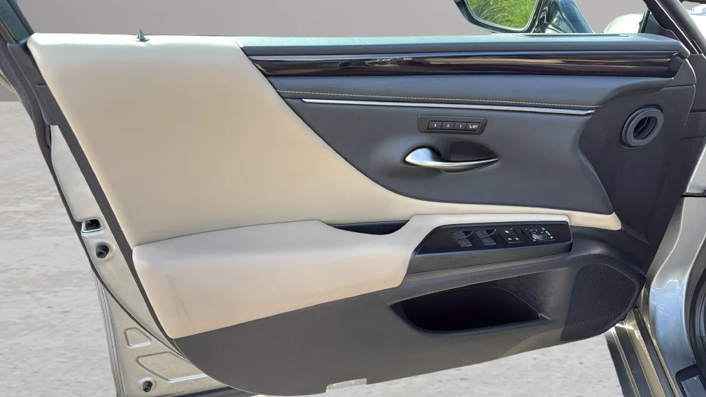 Used 2020 Silver Lexus 300h image 10