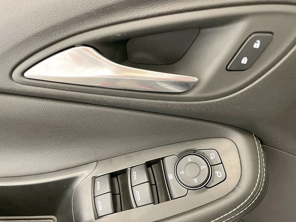Used 2024 WHITE Buick Preferred image 21