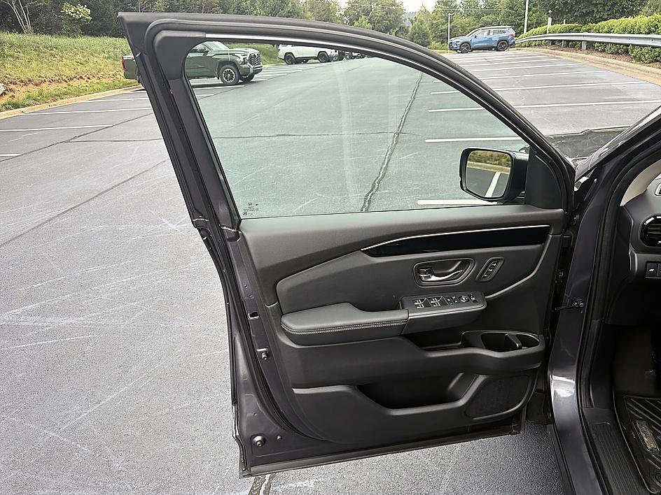 Used 2023 Modern Steel Metallic Honda EX-L 8 Passenger image 9