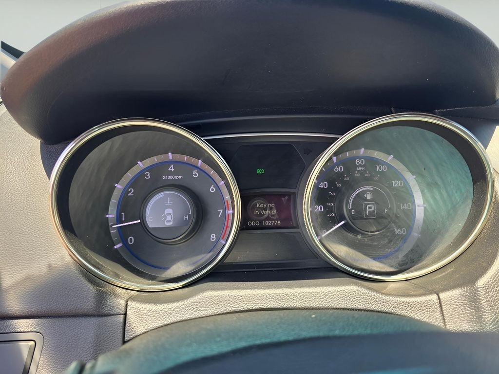 Used 2011 Venetian Red Hyundai SE image 17