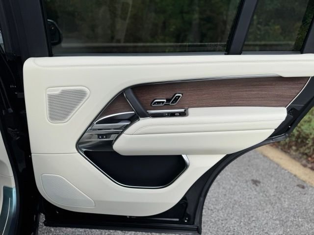 New 2027 Santorini Black Land Rover SE image 15