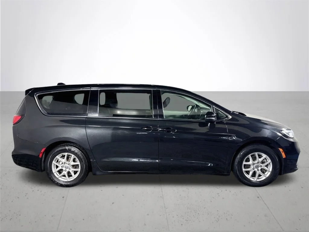 Used 2023 Black Chrysler Touring L image 5
