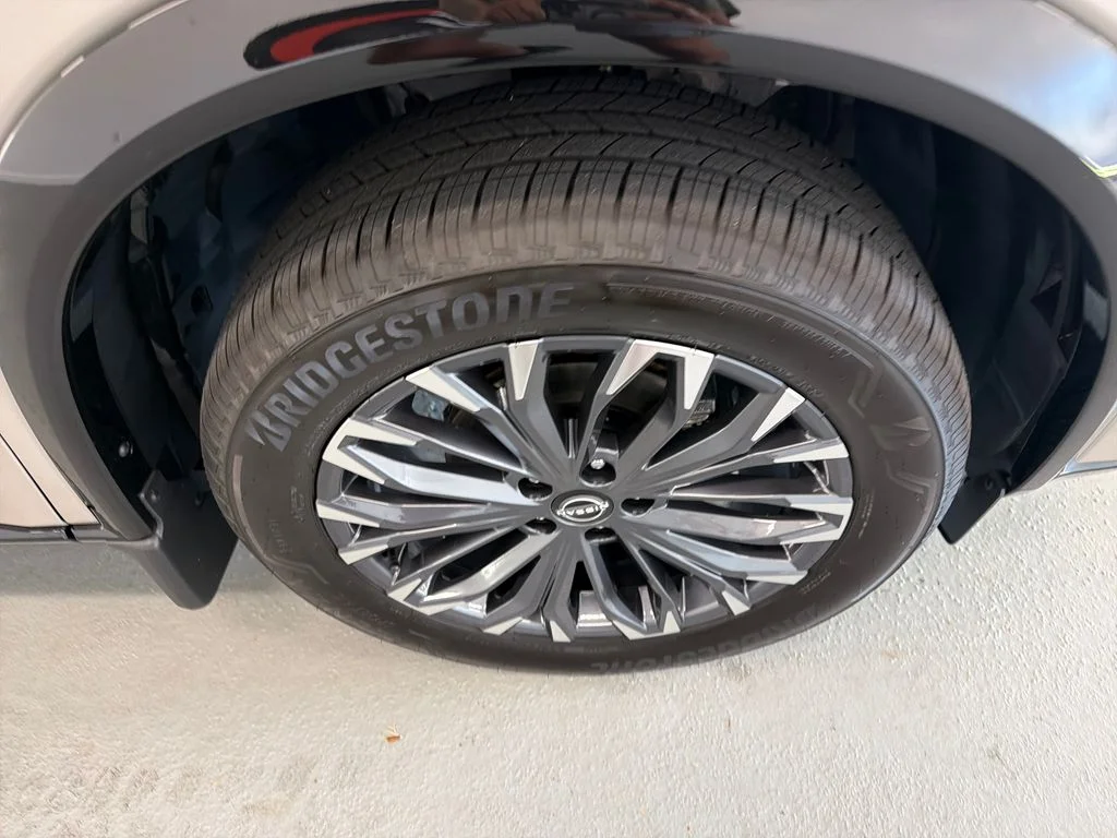 New 2026 Champagne Silver Metallic / Super Black Two-tone Nissan Platinum image 4