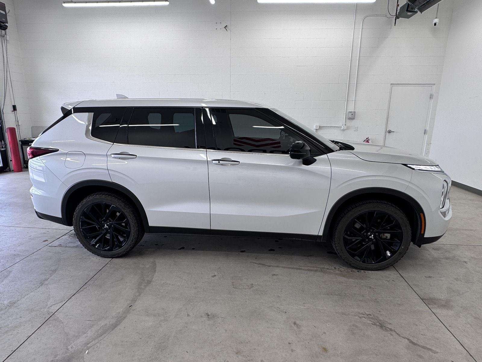 Used 2023 White Diamond Mitsubishi SE Black Edition image 11