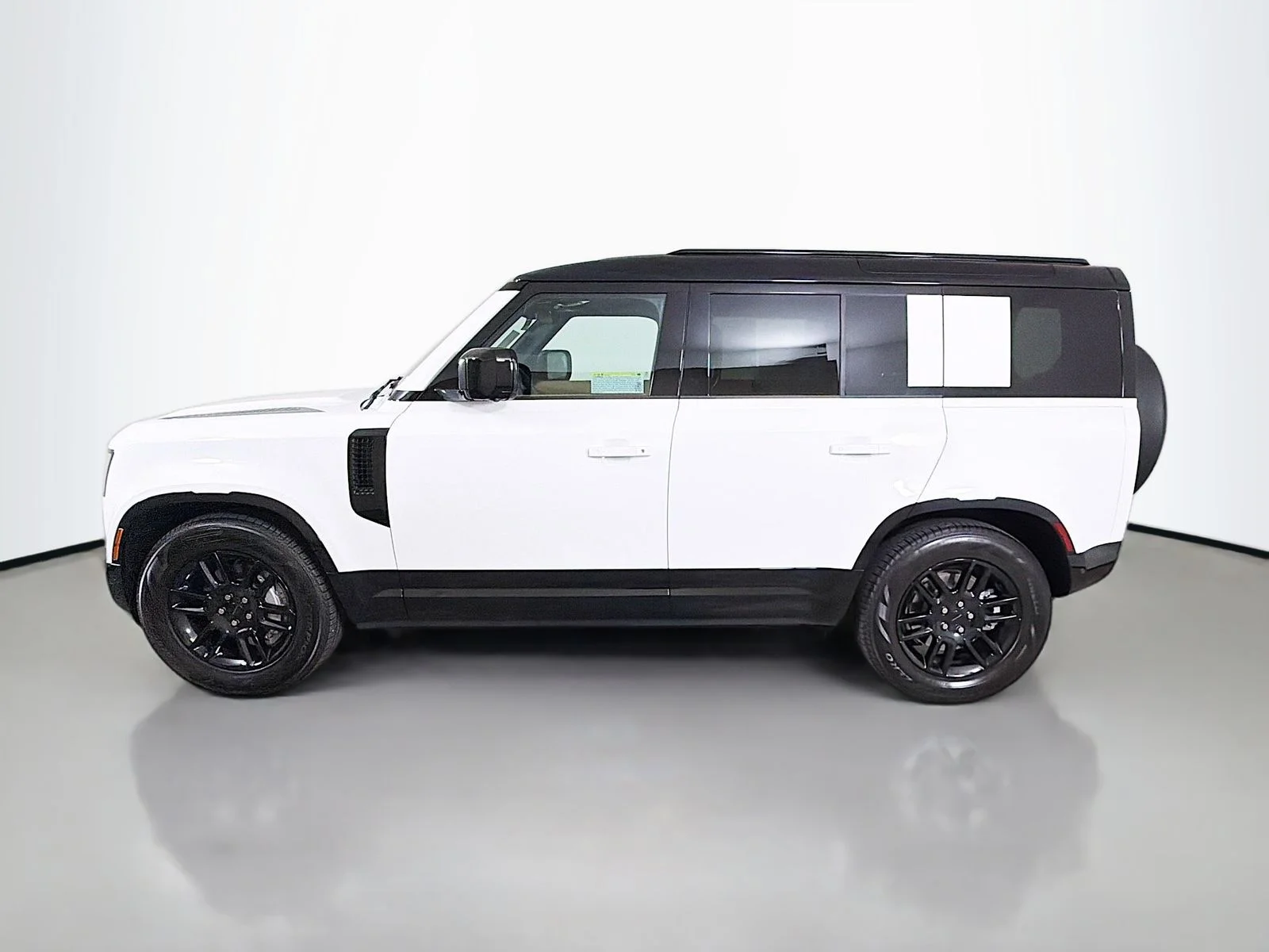 Used 2026 Fuji White Land Rover X-Dynamic SE image 2