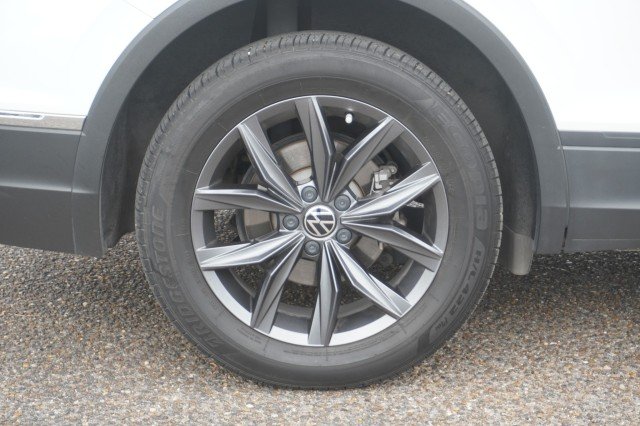 Used 2023 WHITE Volkswagen SE image 6