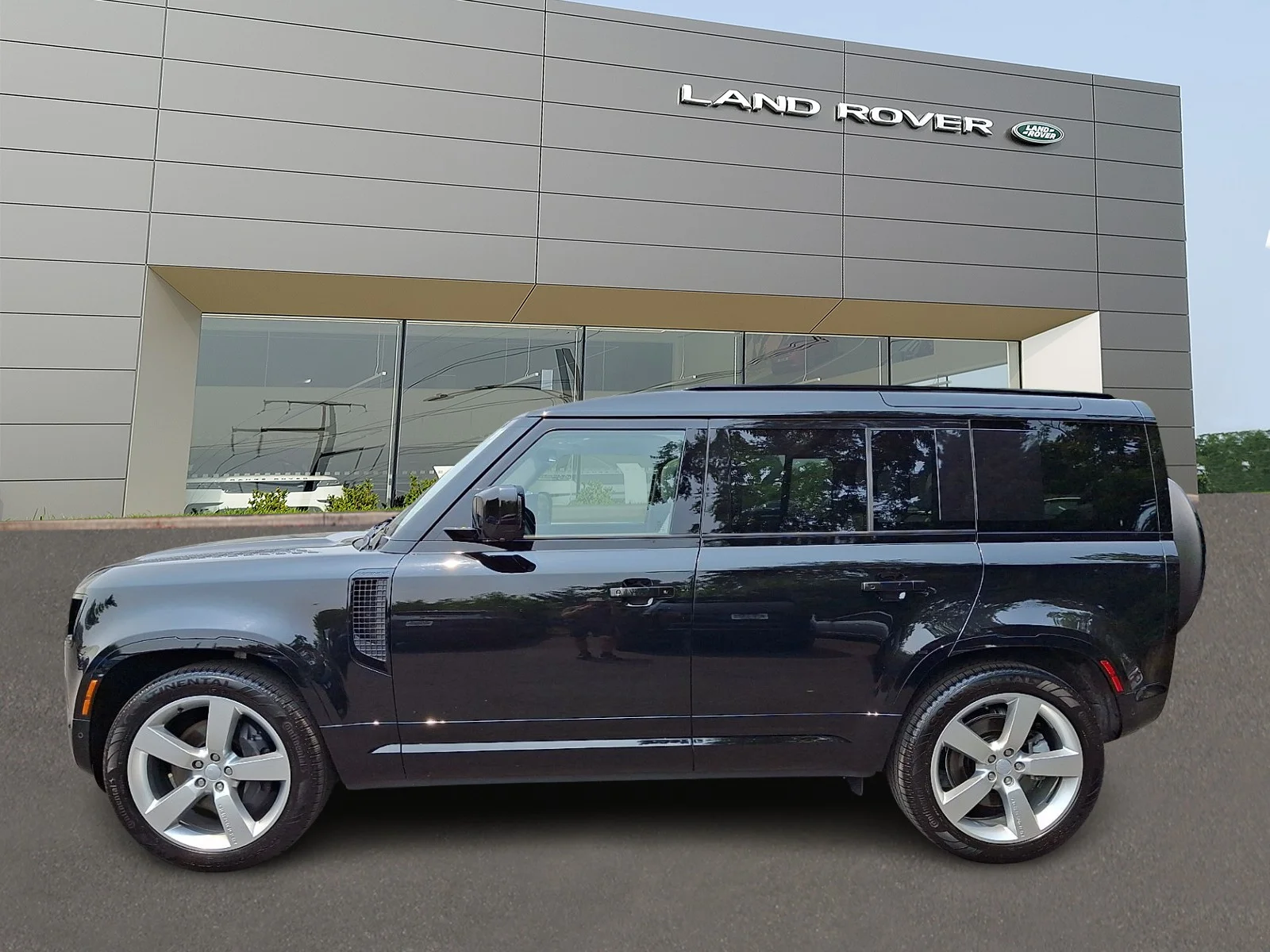 Certified Used 2025 Santorini Black Metallic - 1AG Land Rover 110 P400 X-Dynamic SE image 8