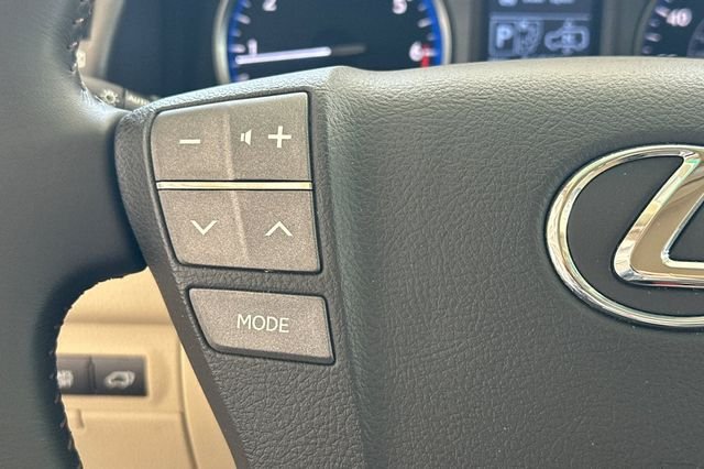 Used 2011 White Lexus 570 image 30