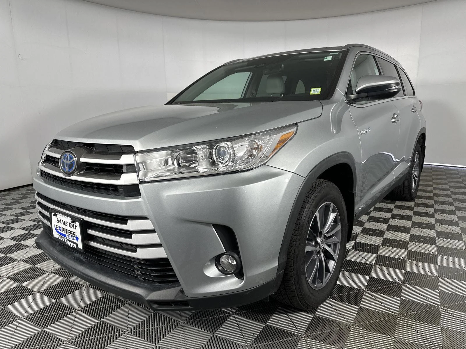 Used 2019 Celestial Silver Metallic Toyota XLE image 3