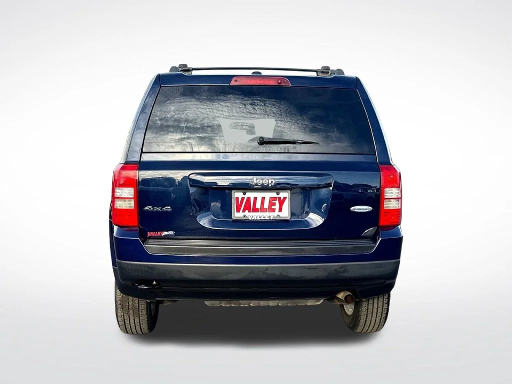 Used 2015 True Blue Pearlcoat Jeep Latitude image 10