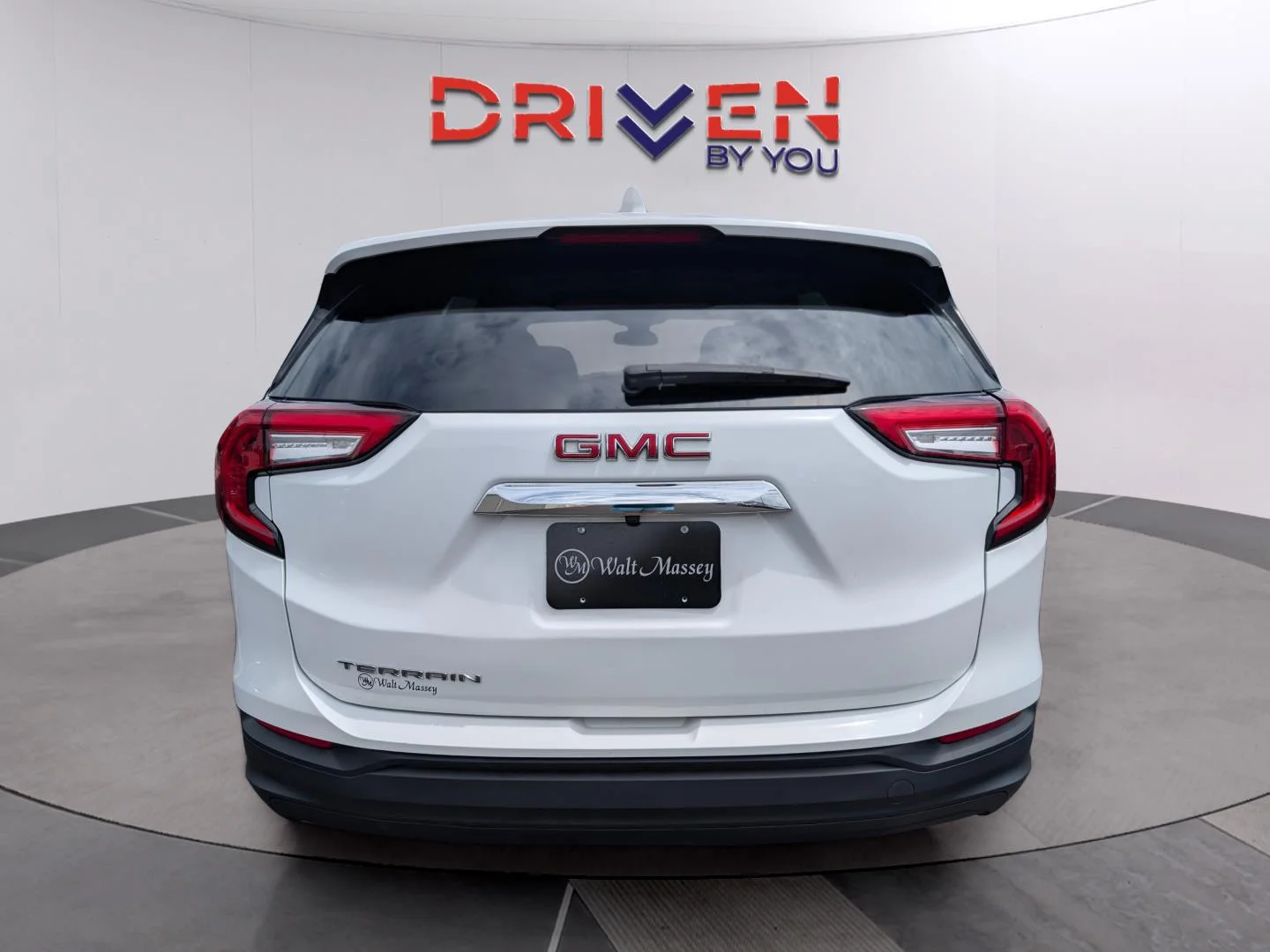 Used 2024 Summit White GMC SLE image 4