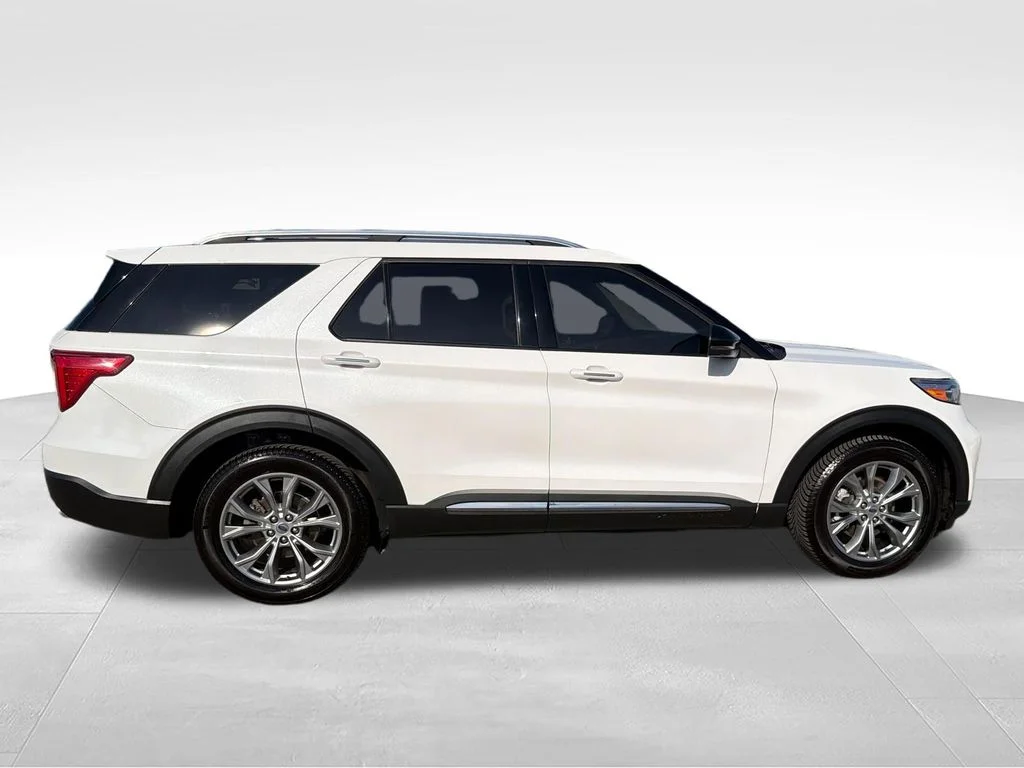 Used 2022 White Metallic Ford Limited image 11