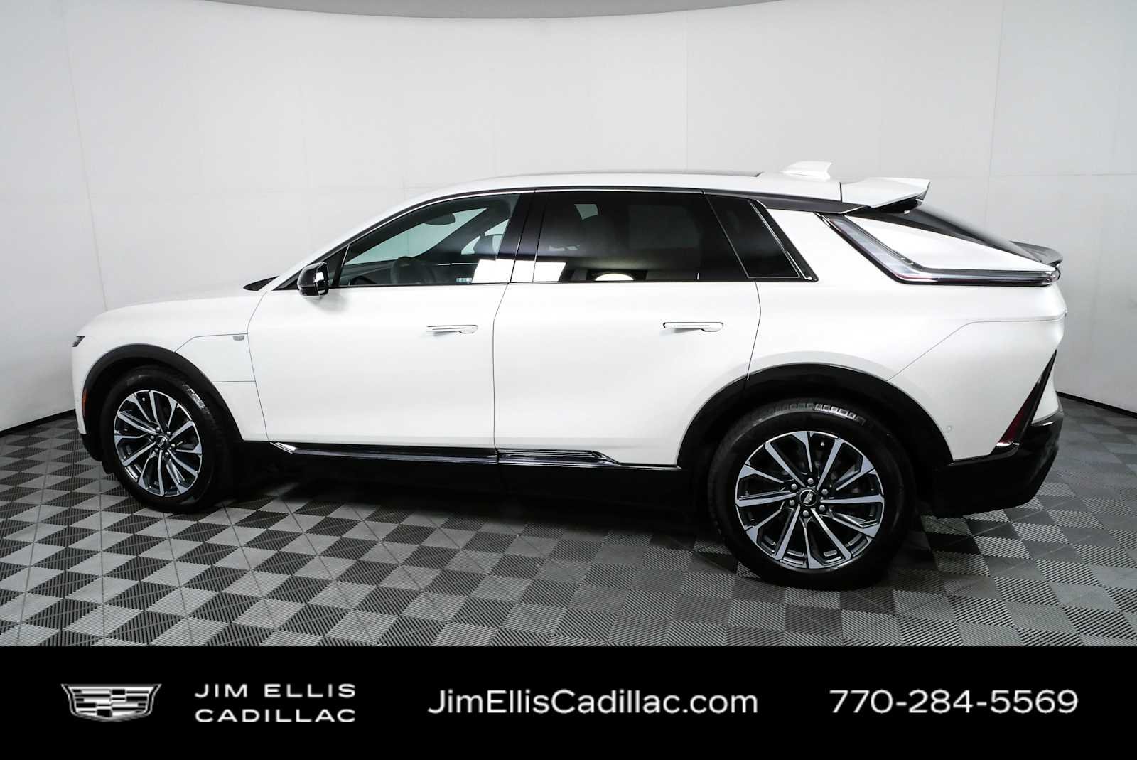 Used 2024 Crystal White Tricoat Cadillac Sport image 29