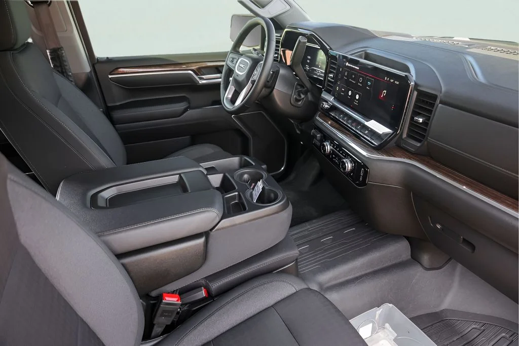 Used 2025 Silver GMC Elevation image 31