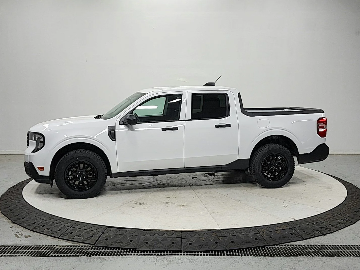 New 2026 Oxford White Ford XL image 4