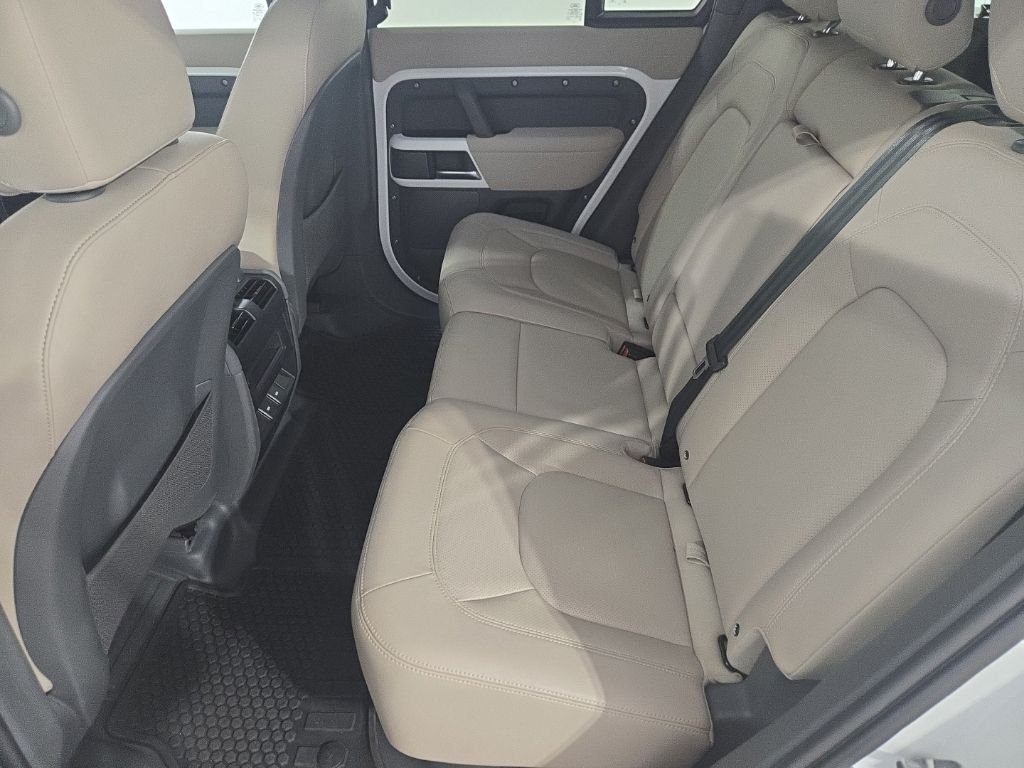 Used 2023 Fuji White Land Rover S image 19