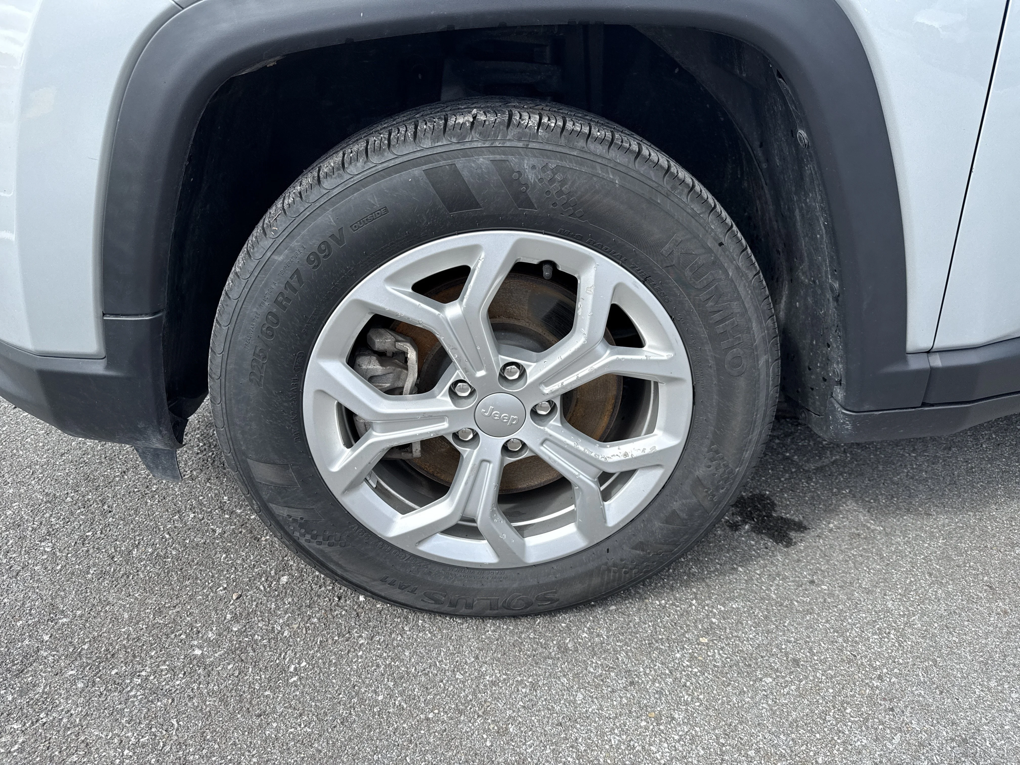 Used 2024 Silver Zynith Metallic Clearcoat Jeep Latitude image 11