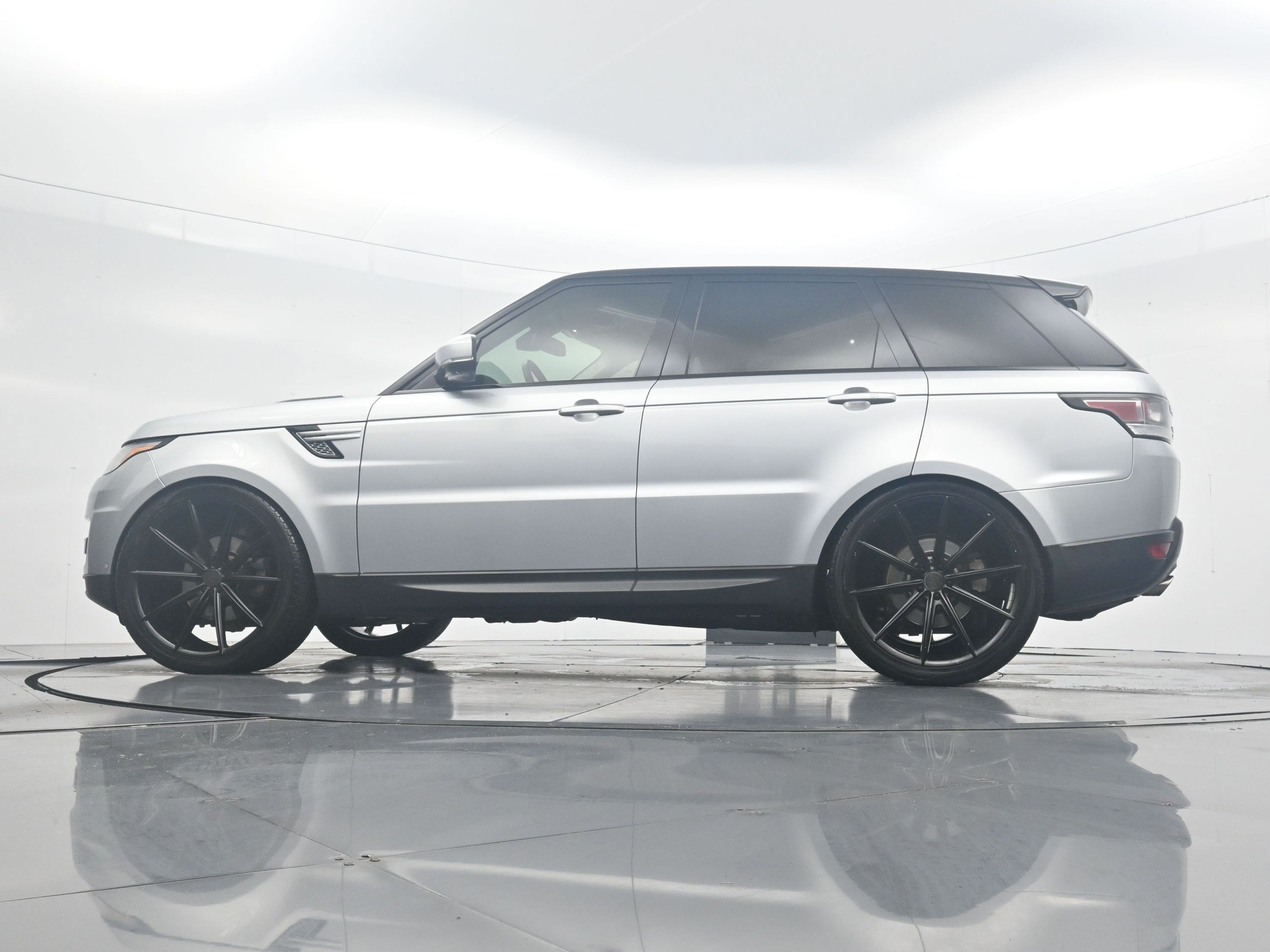 Used 2014 Causeway Gray Metallic Land Rover HSE image 33