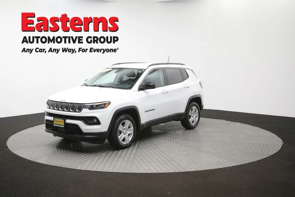 Used 2022 White Jeep Latitude image 55
